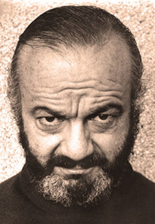 Astor Piazzolla in un ritratto frontale,
dallo sguardo corrucciato.