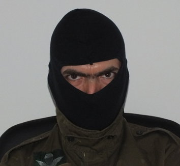 Il Subcomandante Astor,
in un rarissimo ritratto incappucciato e in uniforme da battaglia.